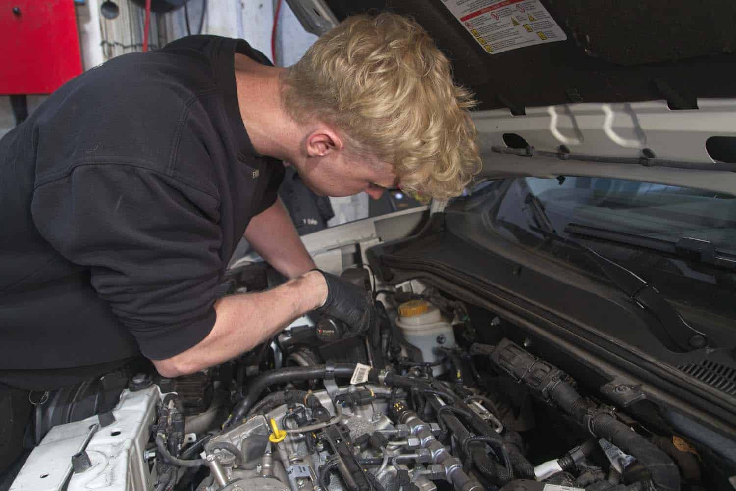 Mekaniker arbejder på bil Mekaniker arbejder på bil